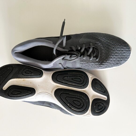 Nike Revolution 4 Dark Grey MENS SZ 11.5 - Picture 2 of 6